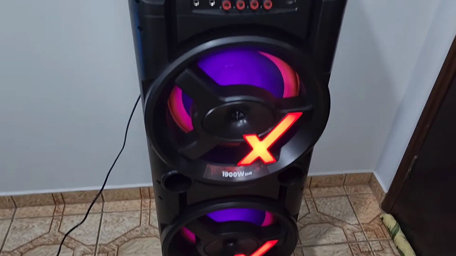 Caixa de som Amvox New X ligada com iluminação LED ativa