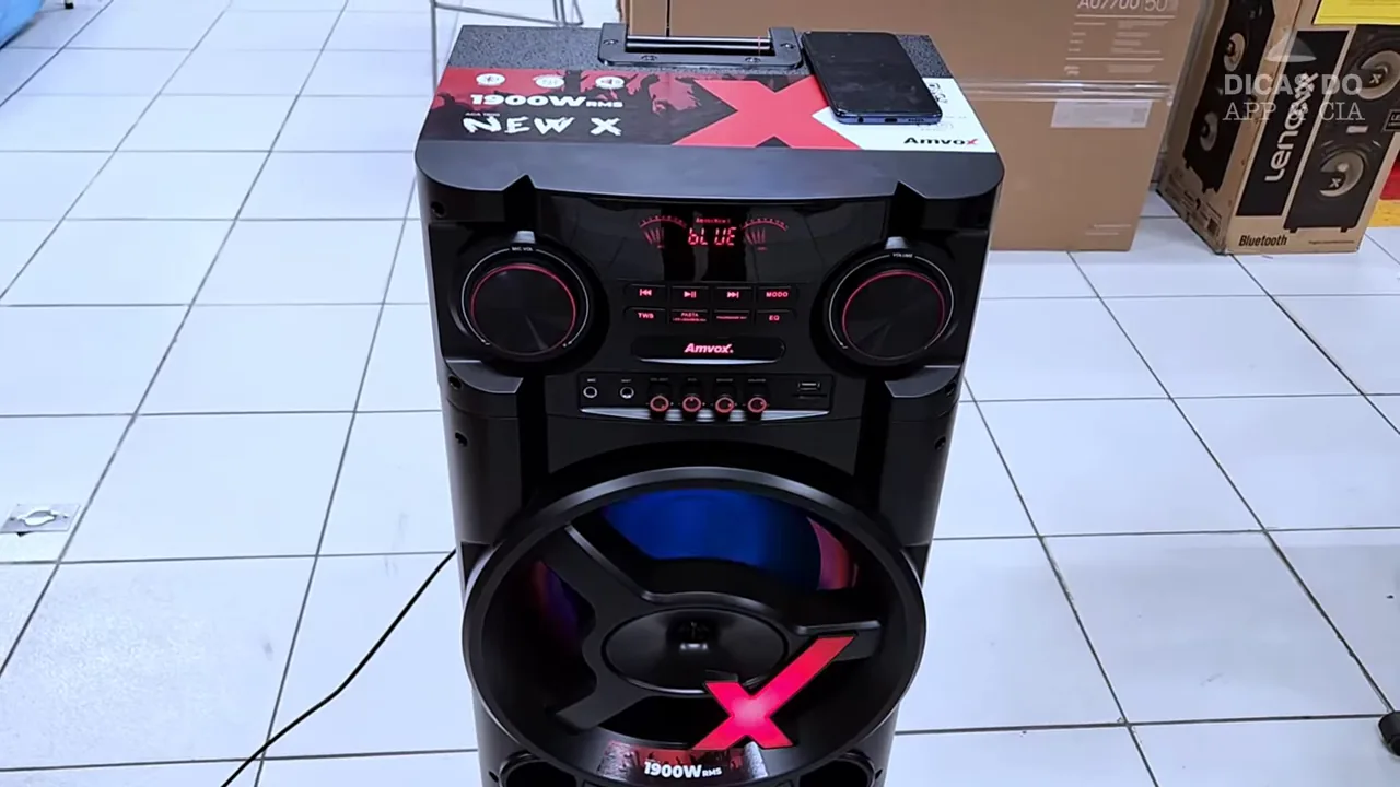 Caixa de som Amvox ACA 1900 reproduzindo áudio em volume alto
