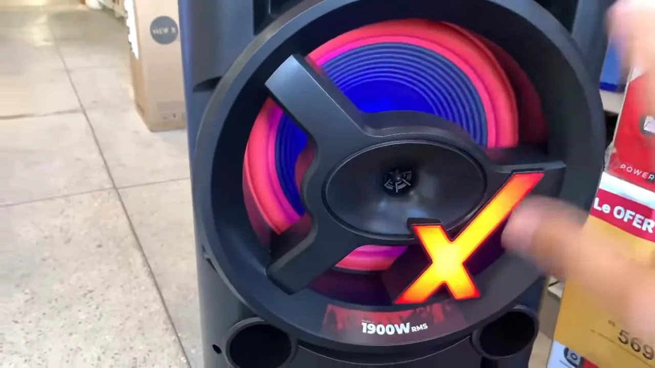 Iluminação LED multicolorida alternando efeitos no woofer da caixa