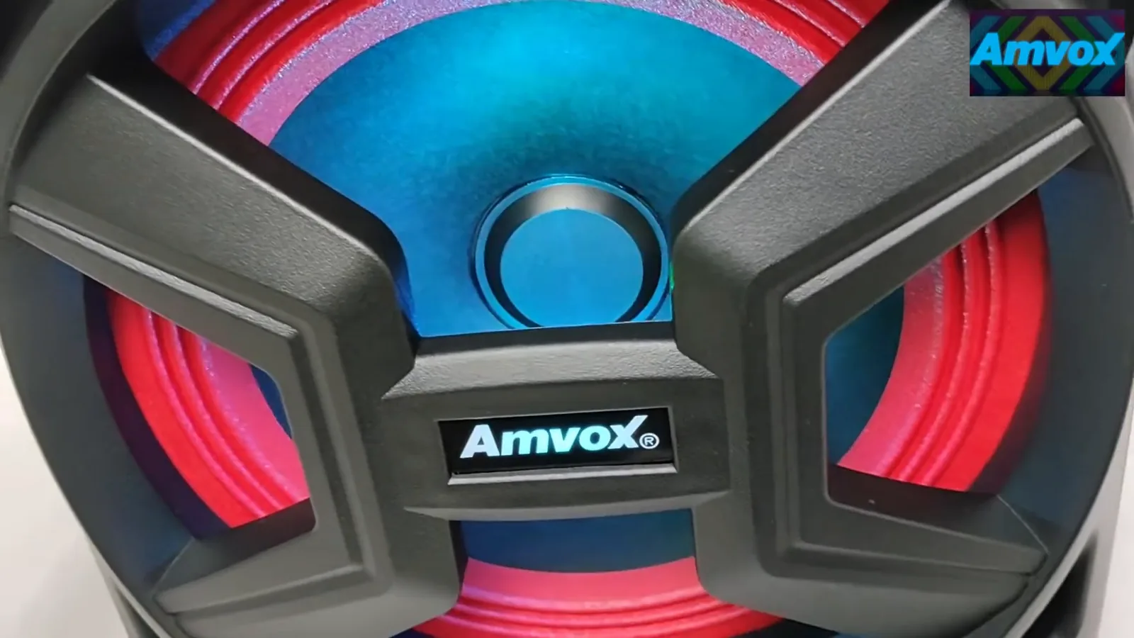 Iluminação LED colorida em funcionamento no woofer da caixa amplificada