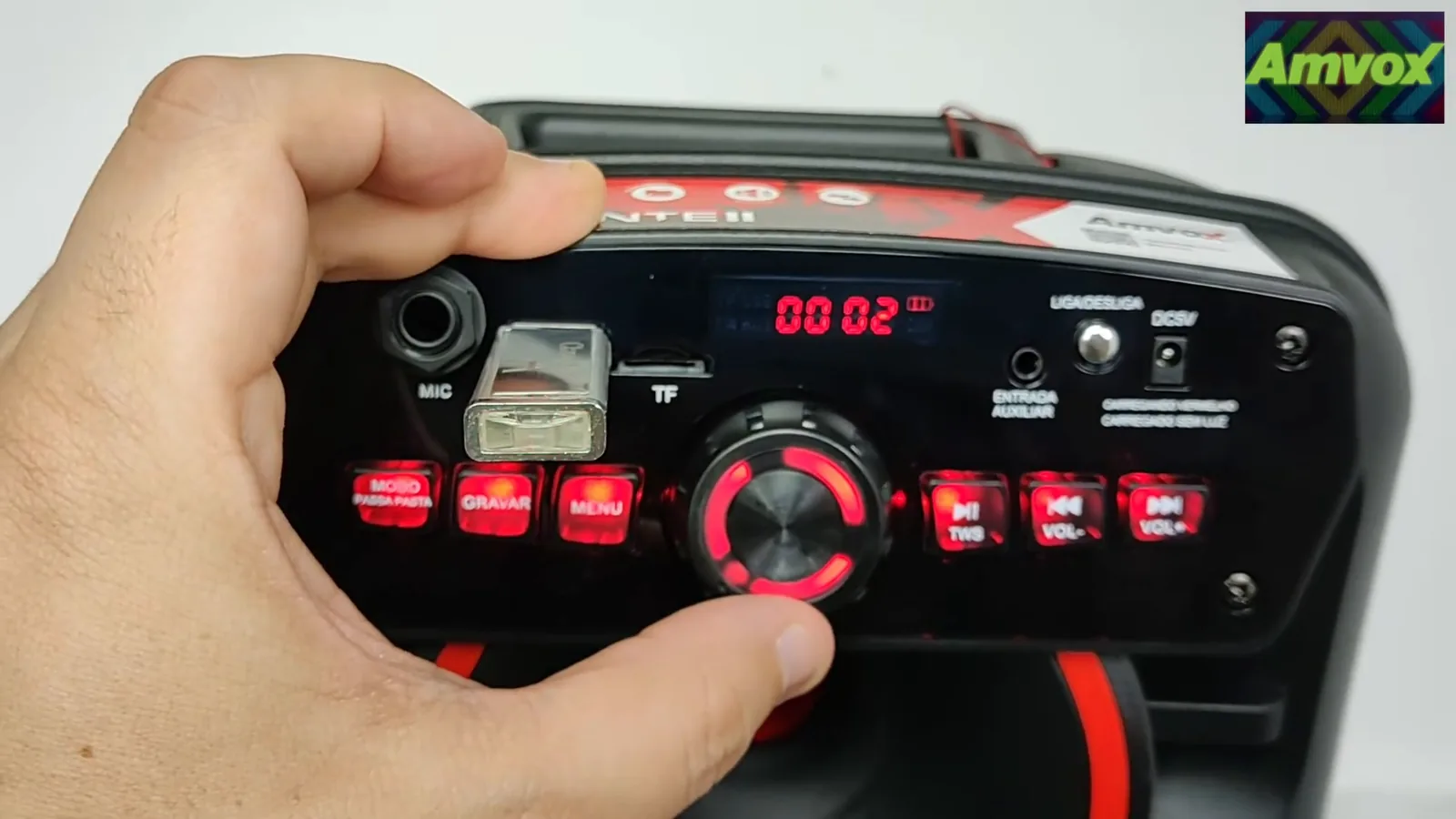 Ajuste do volume principal com reprodução de música via pendrive