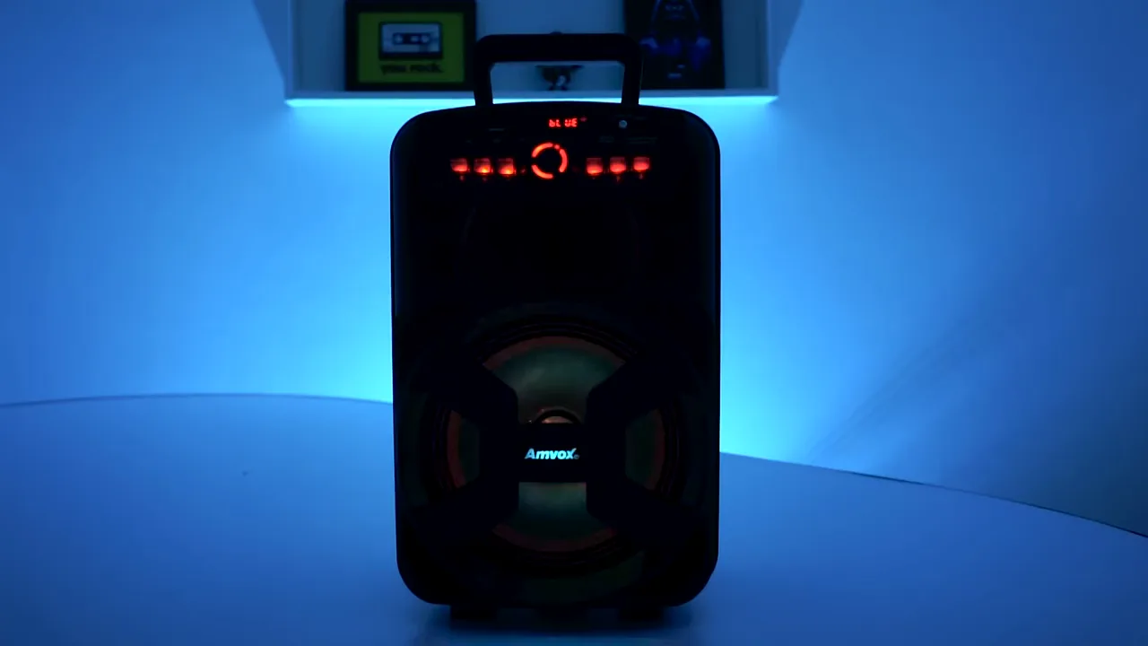 Woofer iluminado da caixa de som vibrando durante reprodução musical