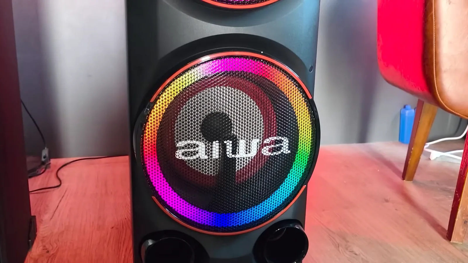 Woofer com iluminação RGB dinâmica e logo iluminado da torre Aiwa