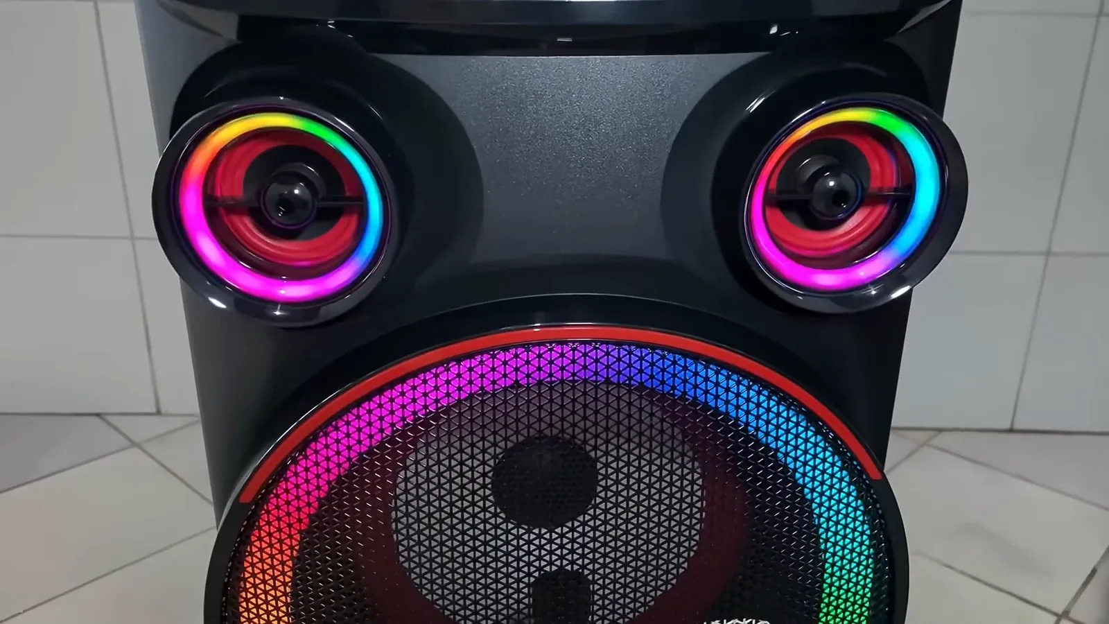 Woofer inferior e grade frontal iluminada da torre Aiwa