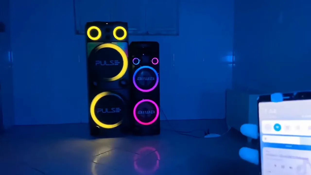 Caixa Aiwa reproduzindo música com iluminação LED pulsante