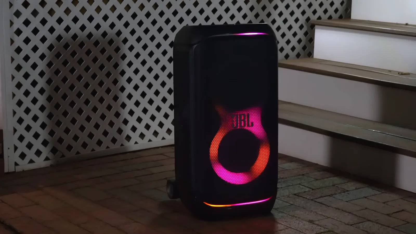 Efeitos visuais coloridos em LED frontal iluminando o ambiente externo