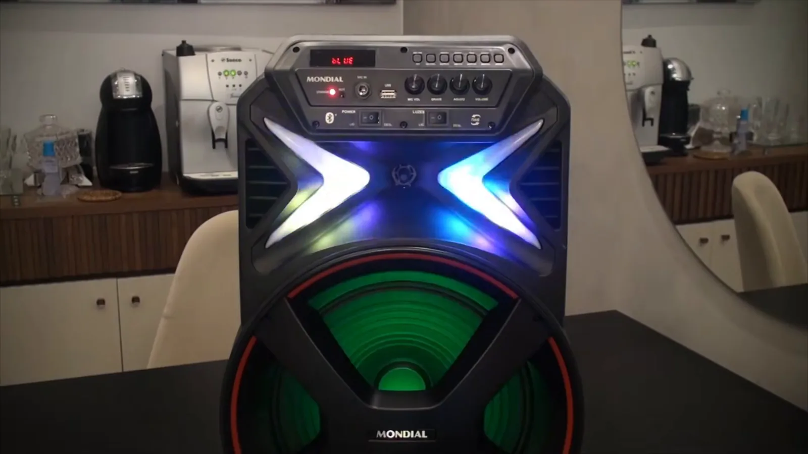 Caixa amplificada Mondial CM-400 com iluminação LED frontal ativa