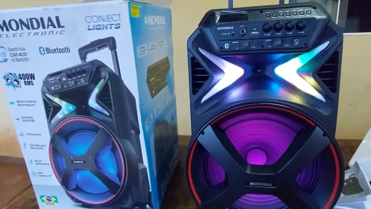 Caixa de som Mondial Connect Lights CM-400 ligada com iluminação LED