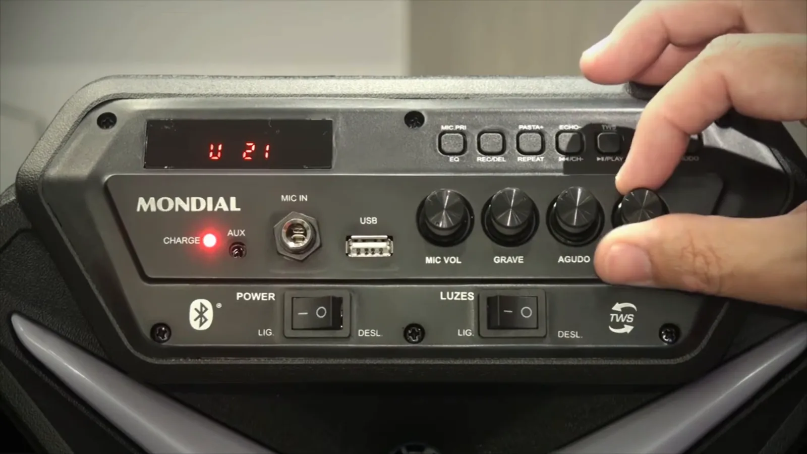 Ajuste de volume no painel frontal da caixa amplificada Mondial