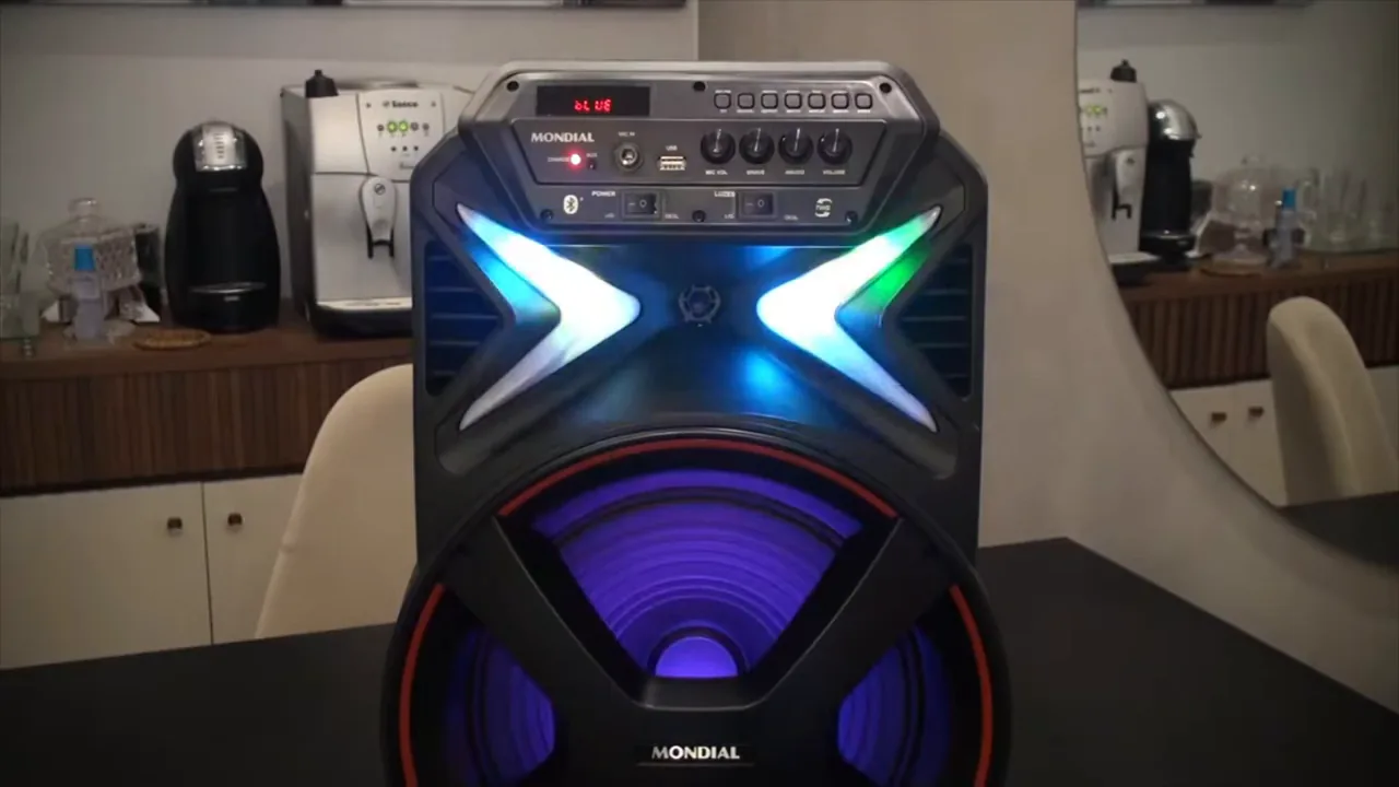 Caixa Mondial CM-400 reproduzindo áudio com efeitos de luzes coloridas
