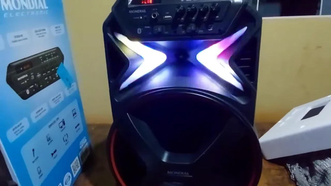 Caixa amplificada Mondial CM-400 reproduzindo áudio com luzes LED ativadas