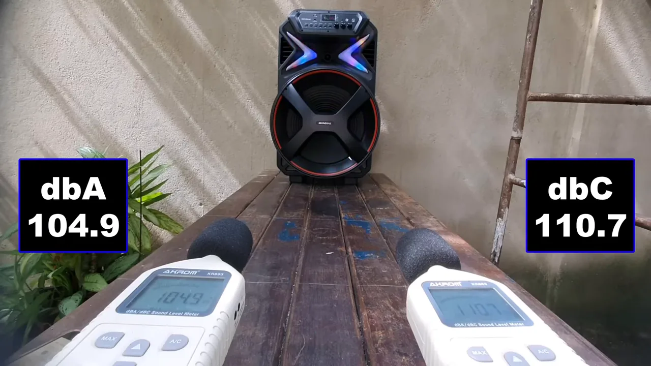 Caixa amplificada Mondial reproduzindo música com luzes dinâmicas em teste externo