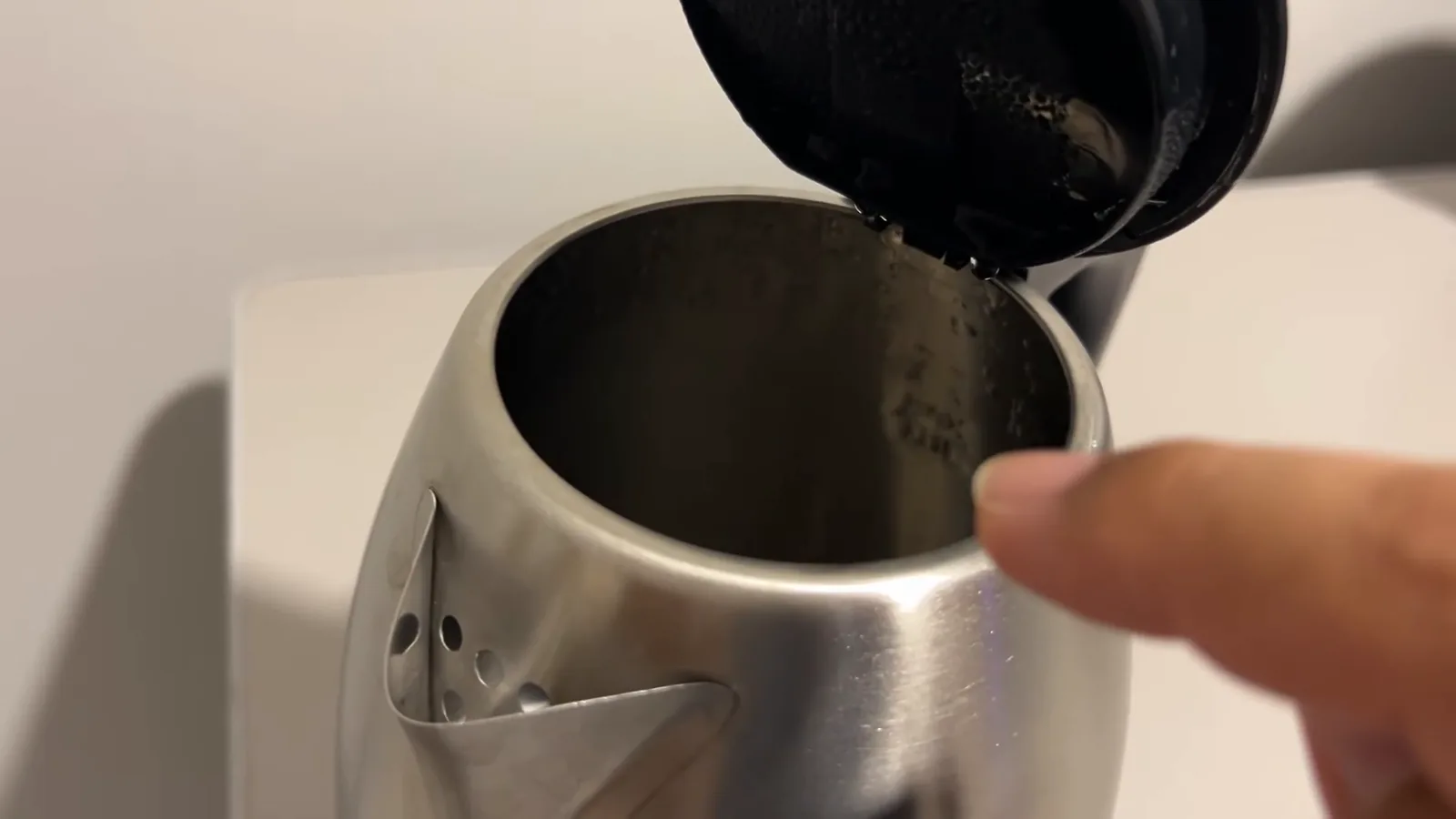 Visão interna do reservatório em inox com indicador de nível