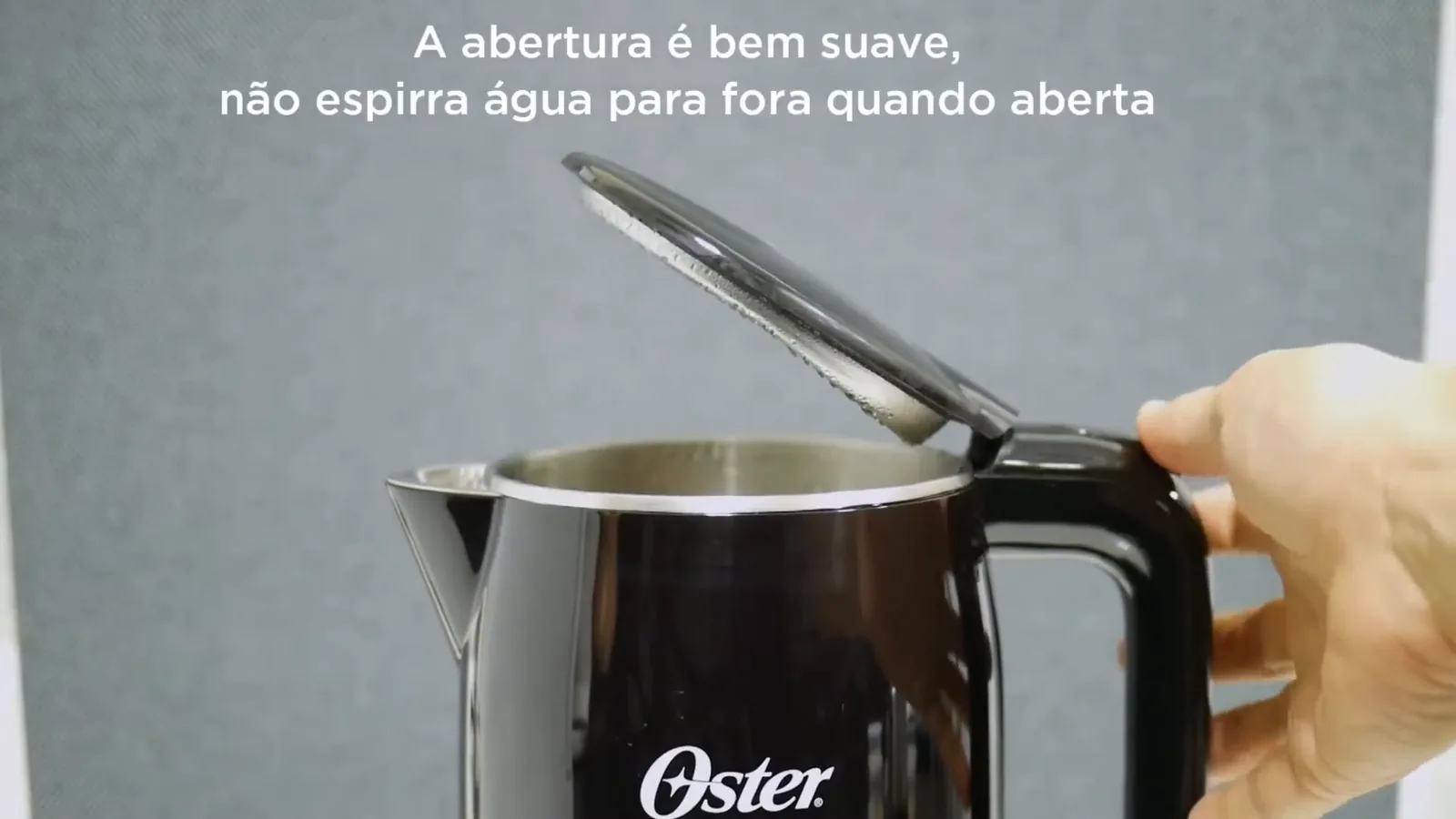 Tampa articulada abrindo pelo acionamento do botão na alça