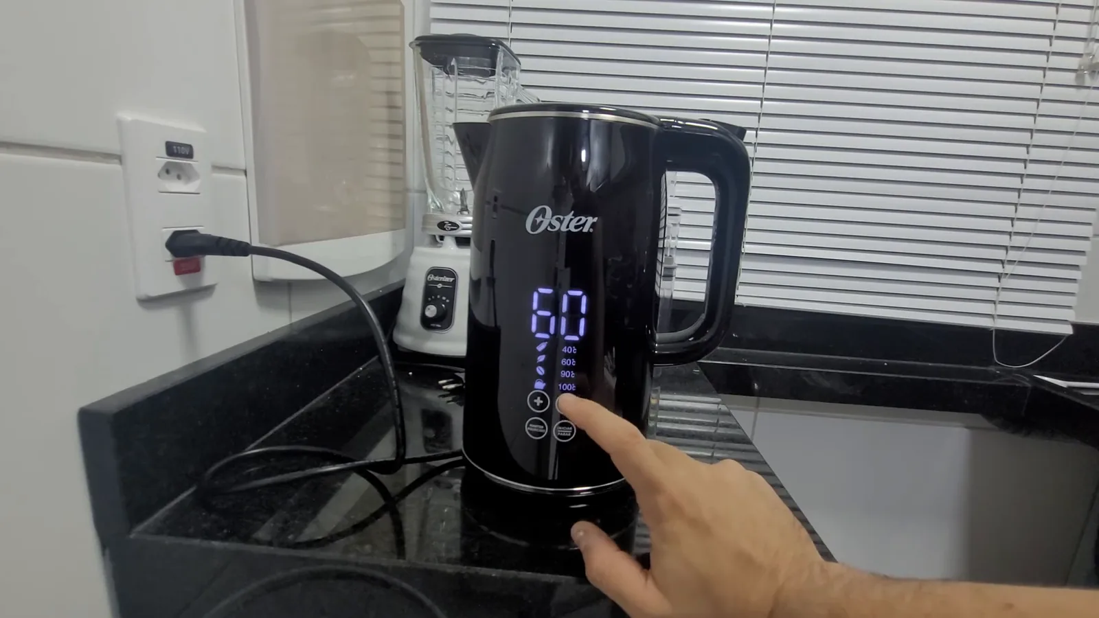 Painel touch com controle digital de temperatura na chaleira Oster