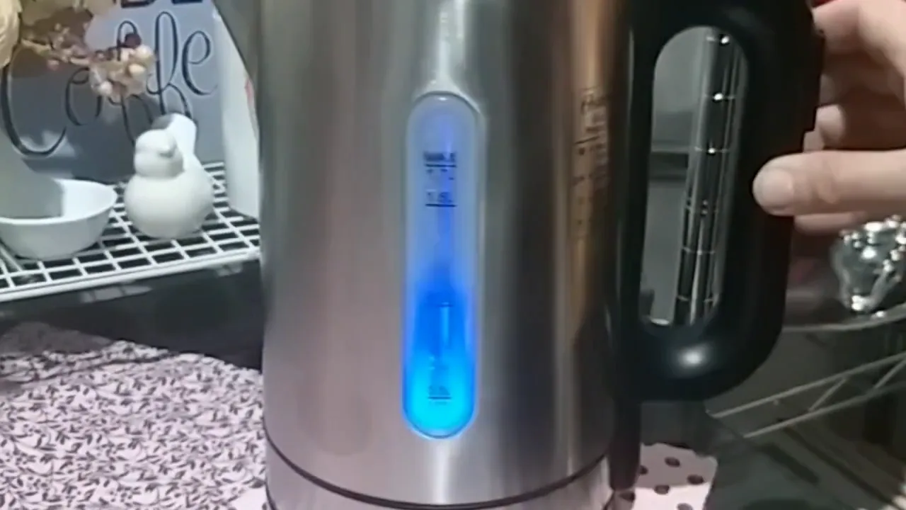 Chaleira elétrica Oster com visor iluminado em azul durante o funcionamento