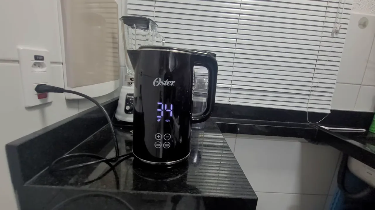 Chaleira elétrica Oster aquecendo água com temperatura subindo no display
