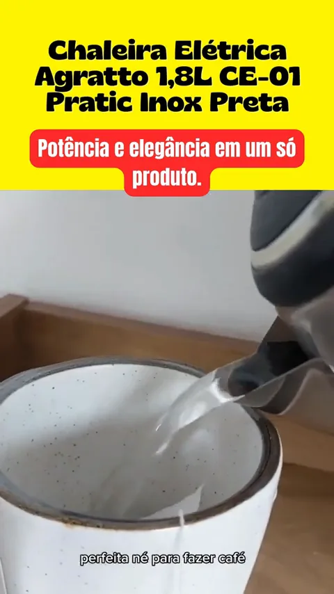 Servindo água quente da chaleira elétrica Agratto na caneca