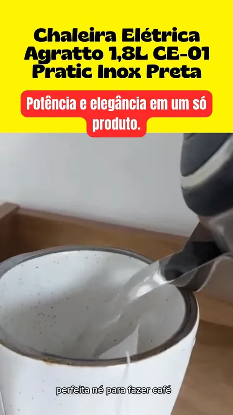 Despejando água fervente da chaleira elétrica Agratto para preparar chá