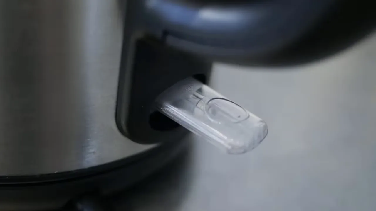 Vapor d'água condensando no botão transparente da chaleira elétrica Midea