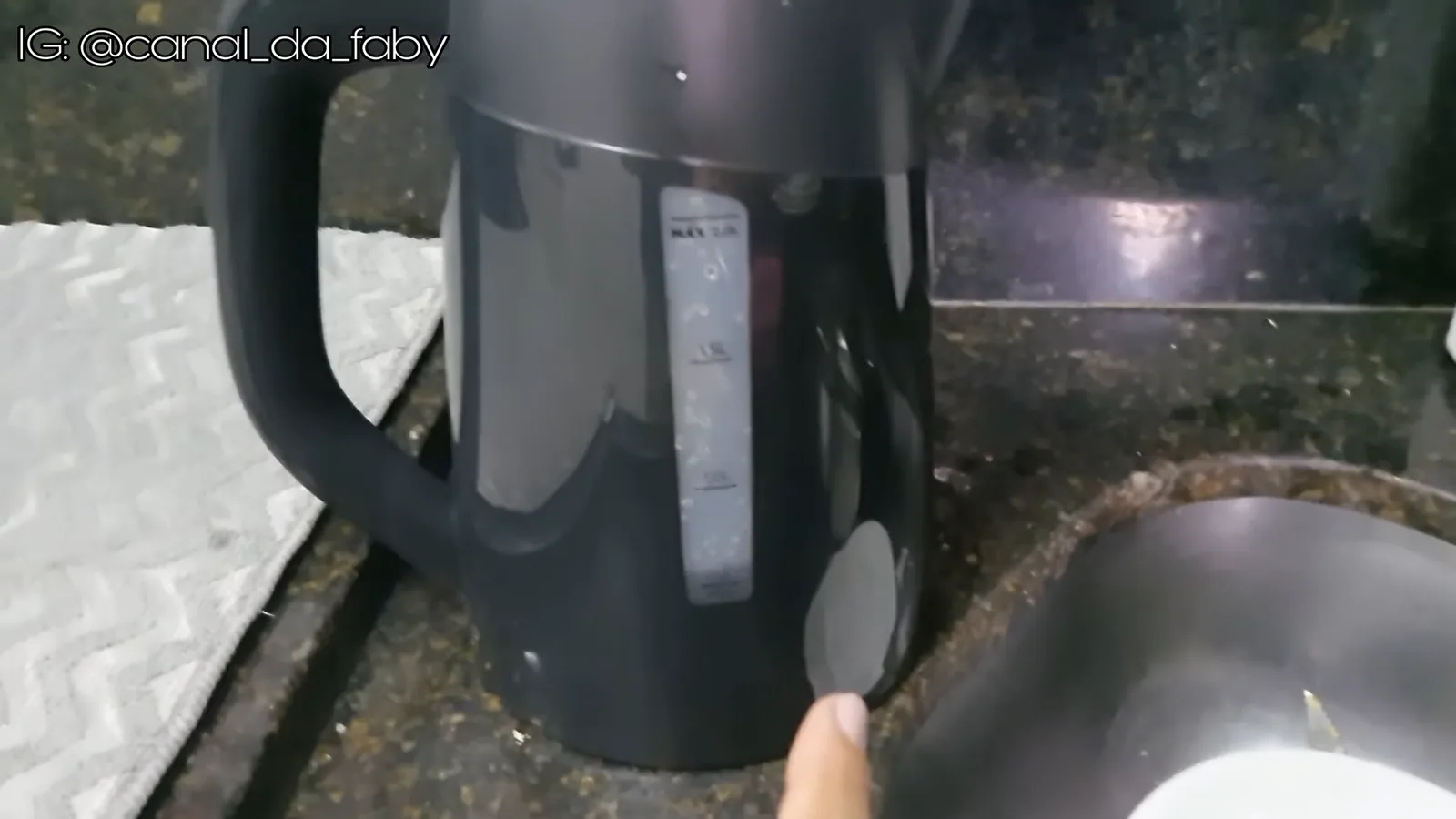 Enchimento da chaleira com água no visor medidor de volume