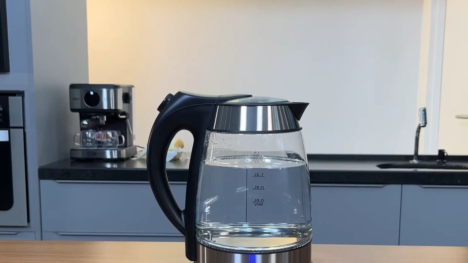 Jarra de vidro transparente da chaleira elétrica com água