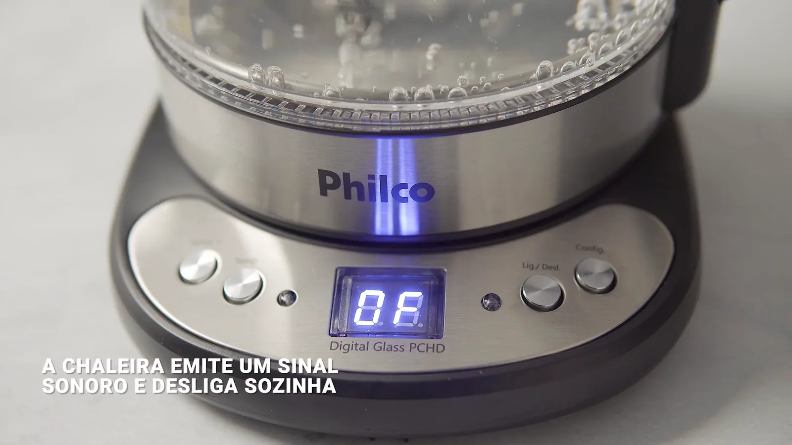 Chaleira elétrica fervendo água com painel digital aceso na base