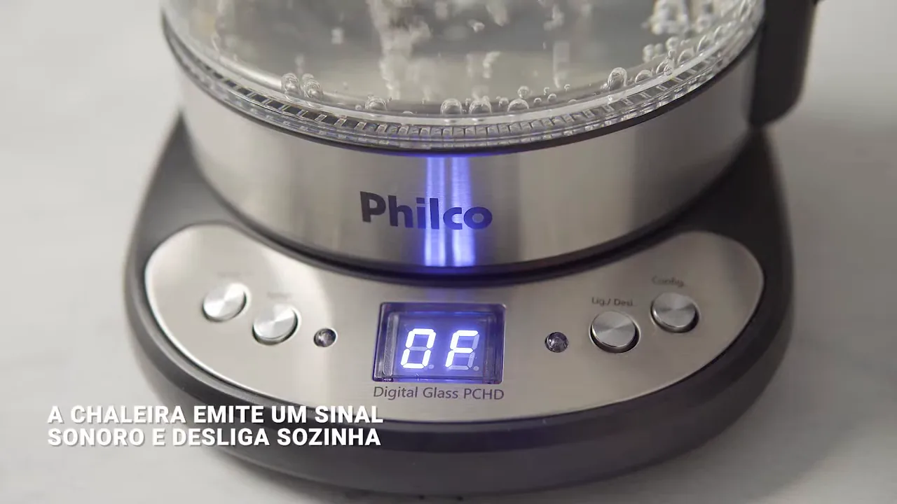 Água borbulhando intensamente dentro da chaleira elétrica em funcionamento