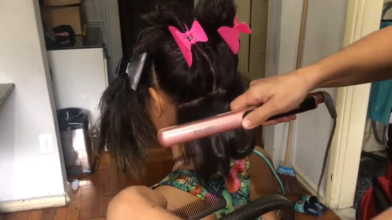 Chapinha Mondial Golden Rose alisando mecha com auxílio de pente
