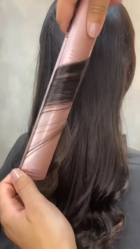 Chapinha GA.MA Italy modelando mecha de cabelo com facilidade