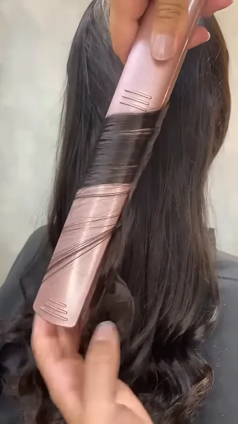 Prancha GA.MA Elegance deslizando no cabelo para criar ondas definidas