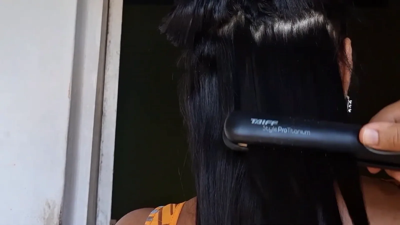Prancha de titânio Taiff alinhando mecha longa de cabelo