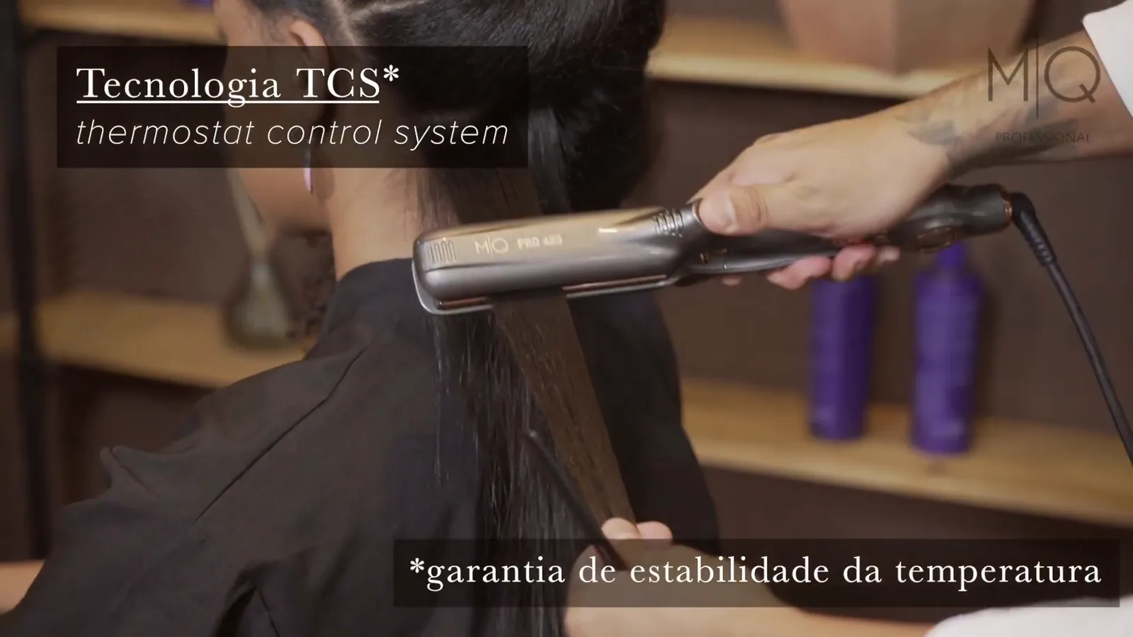 Chapinha alisando mecha de cabelo escuro com apoio de pente