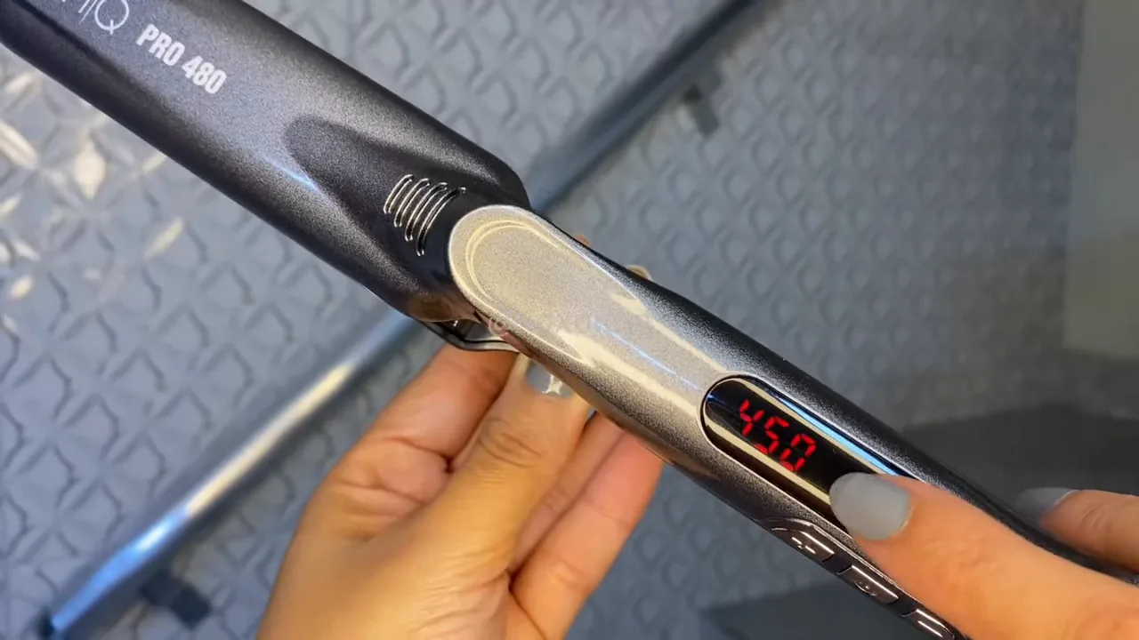 Aparelho ligado com ajuste dos níveis de temperatura no display