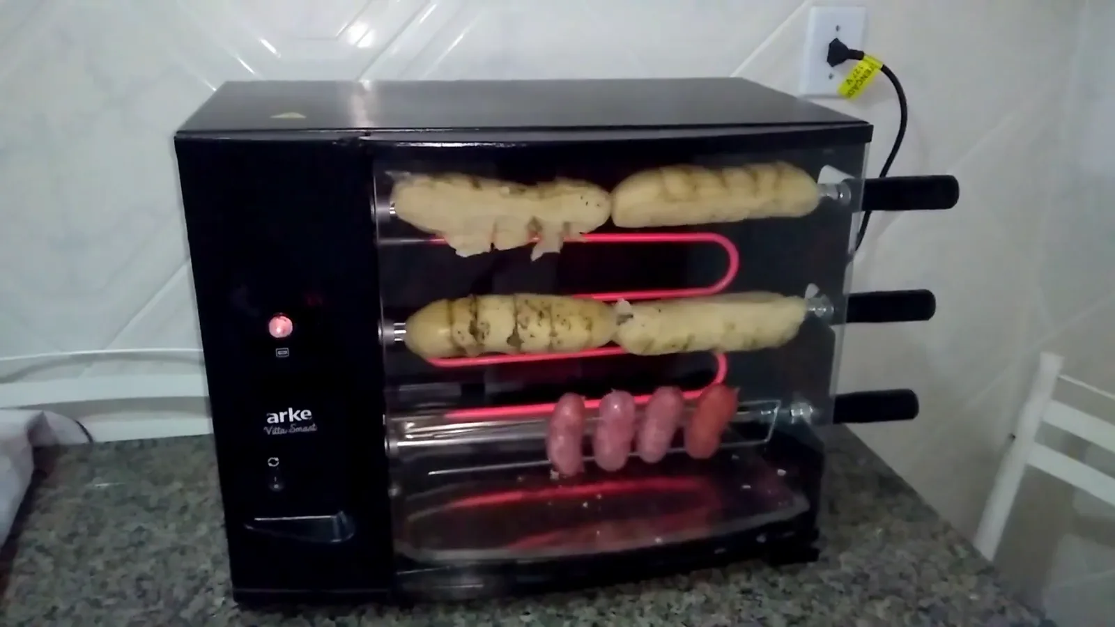 Churrasqueira elétrica Arke Vitta Smart assando pão de alho e linguiça