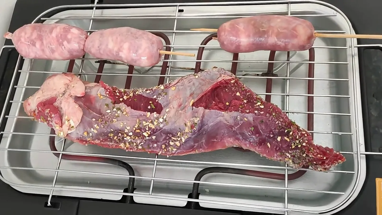 Carne e linguiças sendo preparadas na churrasqueira elétrica Cadence