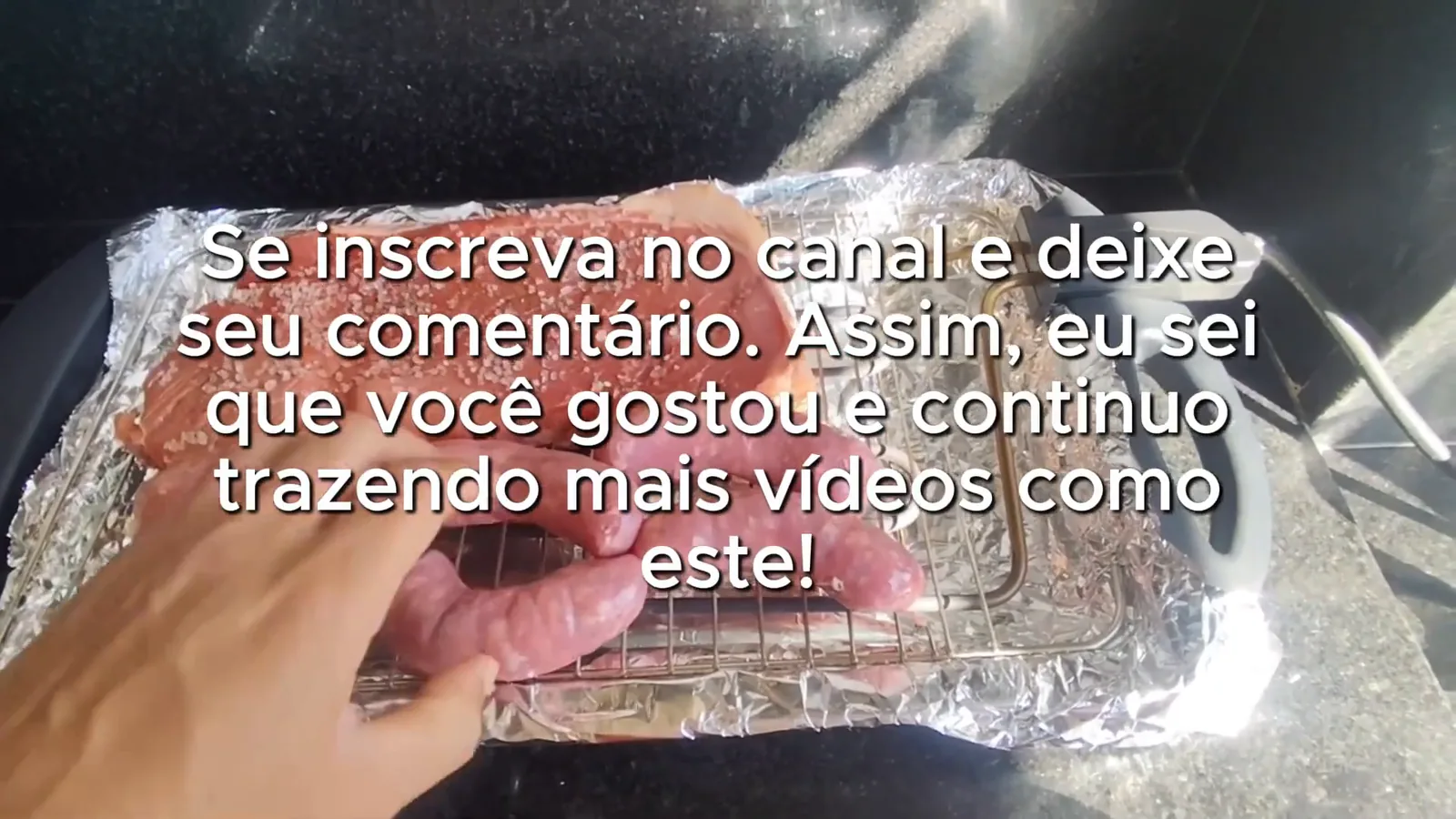 Carne e linguiças grelhando sobre a churrasqueira elétrica Fischer Grill