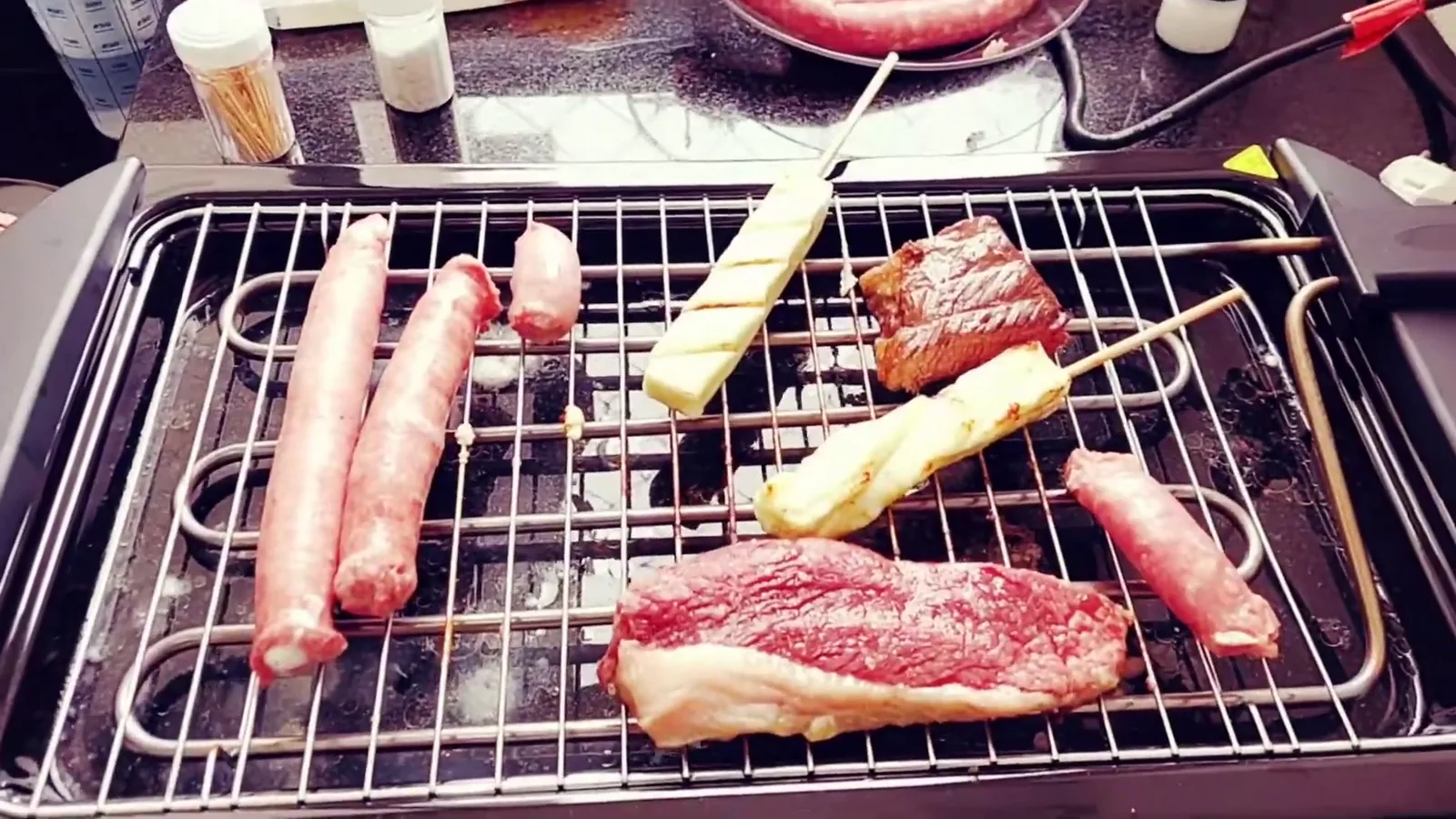 Churrasqueira elétrica Fischer Grill assando carnes, linguiças e queijo coalho