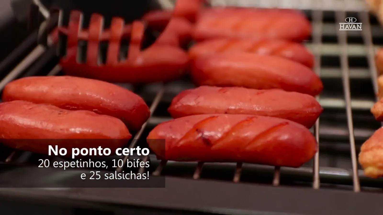 Salsichas grelhando sobre a churrasqueira elétrica Fischer Grill