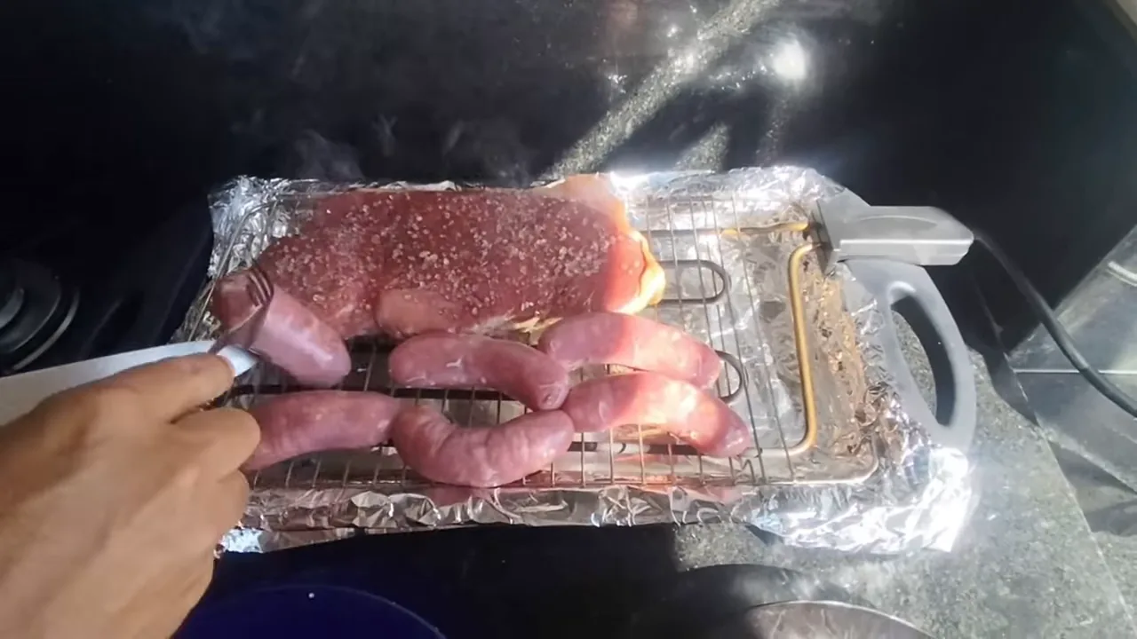 Preparo de carnes e linguiças na churrasqueira elétrica Fischer Grill