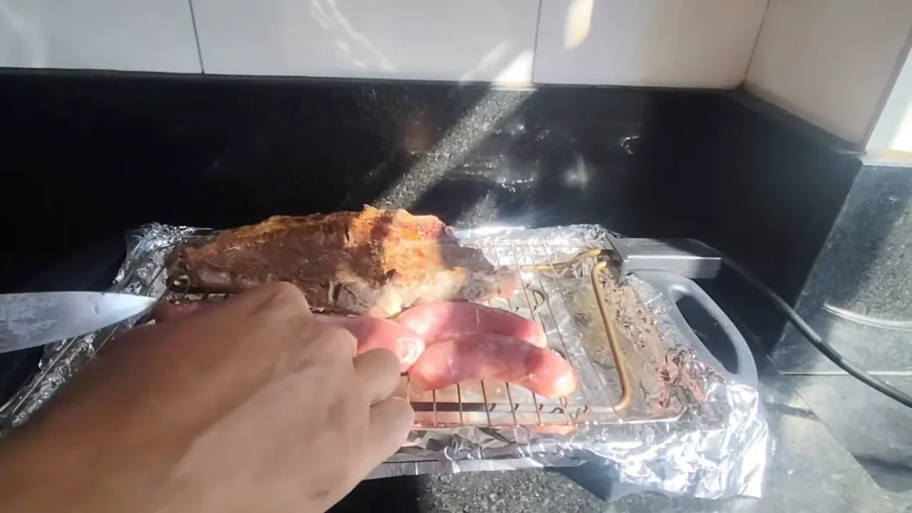 Virando a carne grelhada na churrasqueira elétrica com calor constante