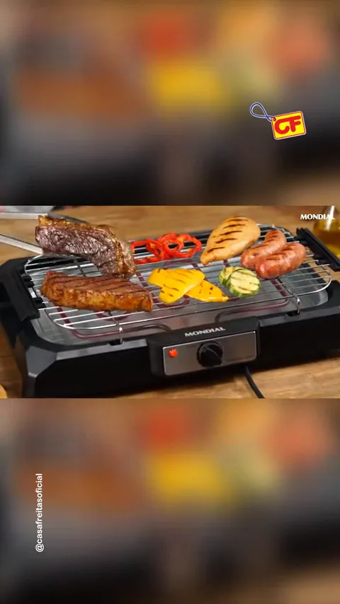 Preparo de carnes e legumes na grelha elétrica sobre a mesa