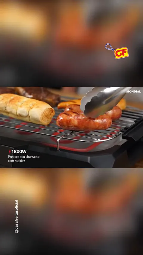 Linguiças e pão de alho assando na churrasqueira elétrica portátil