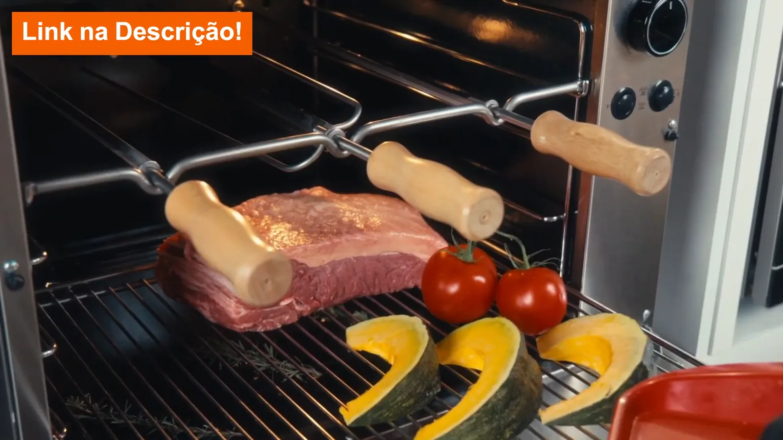 Espetos giratórios assando carne bovina com legumes na grelha inferior