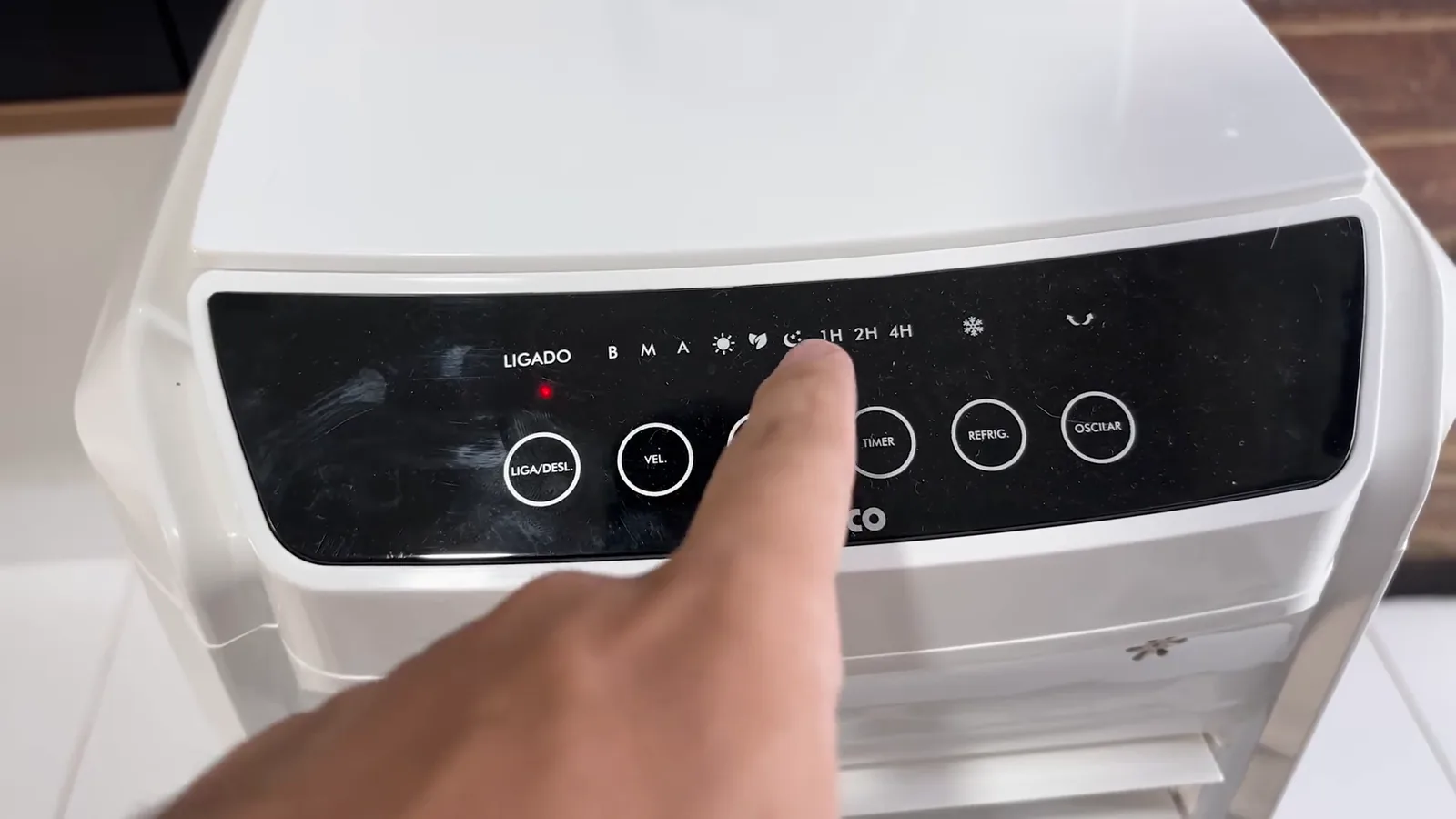Painel digital touch do climatizador Philco com funções e velocidades ativas