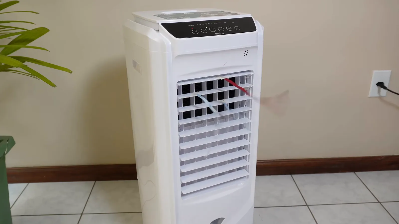 Climatizador de ar Philco PCL14F emitindo fluxo contínuo de vento