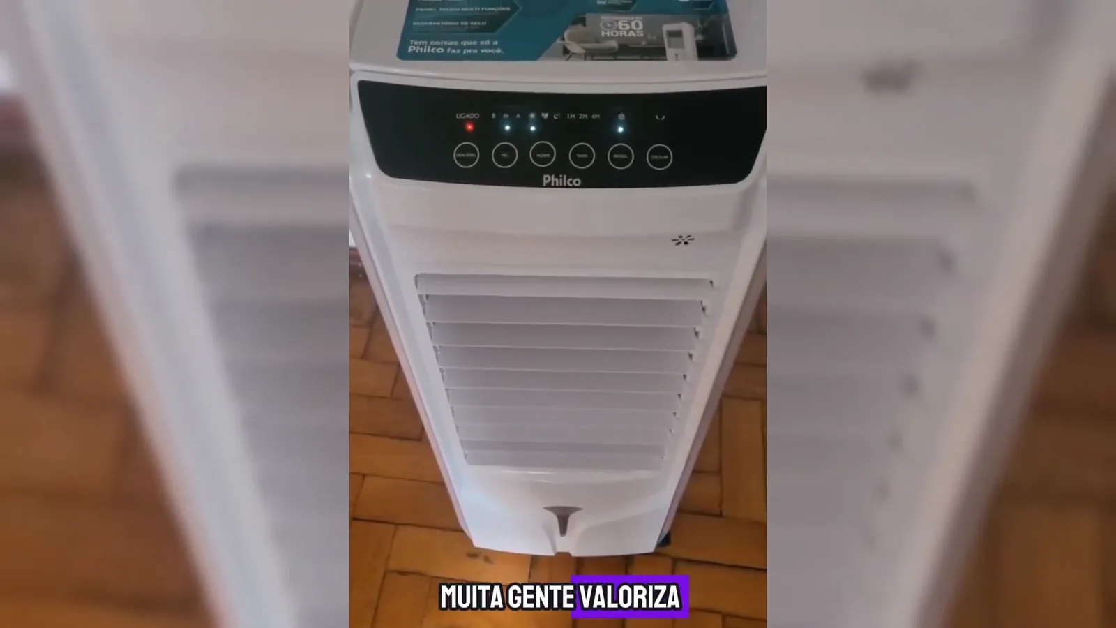 Climatizador Philco PCL14F ligado e posicionado em piso de madeira