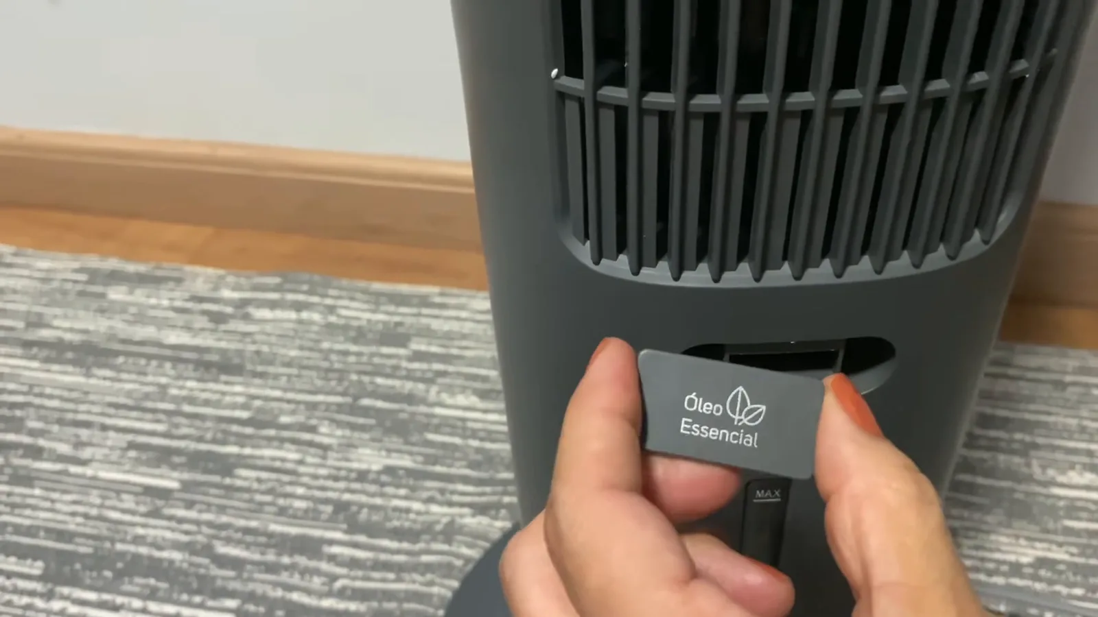 Compartimento exclusivo para óleos essenciais do climatizador torre WAP