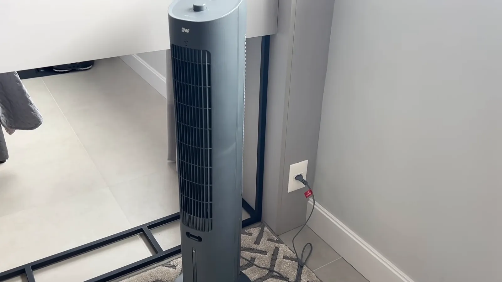Climatizador torre WAP Air Fresh oscilando e ventilando a sala