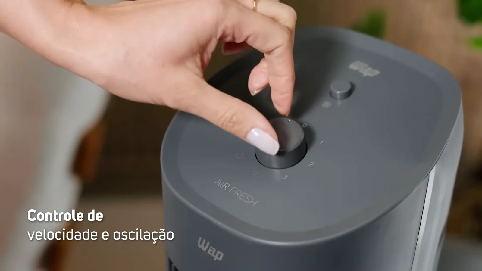 Mão ajustando a velocidade de ventilação no painel superior
